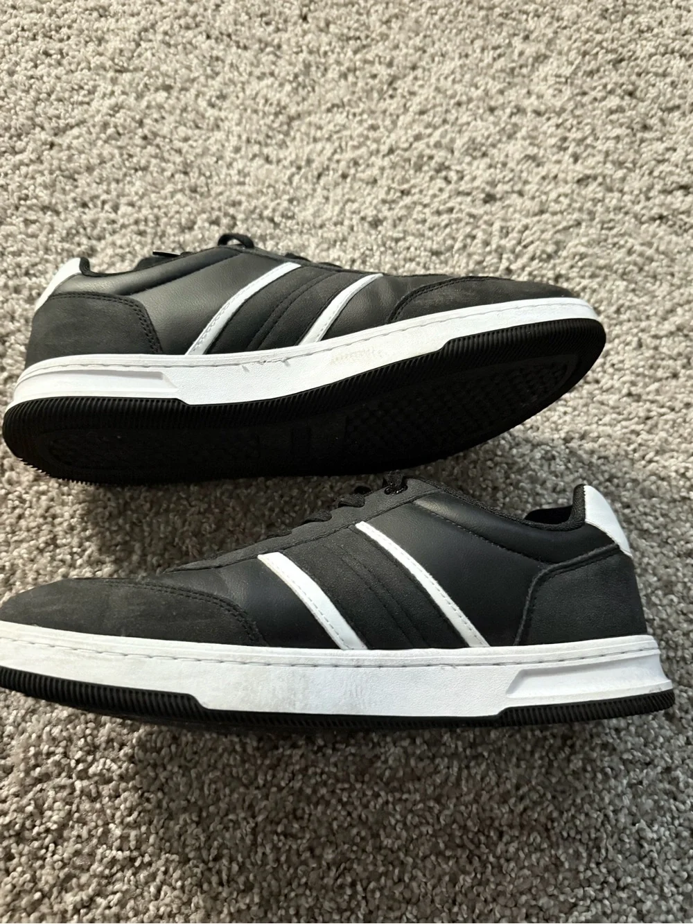 Levi's Men's Black and White Low-Top Sneakers with Side Stripe